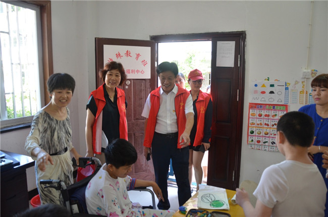 城投集團(tuán)開(kāi)展“傳承紅色基因，敬老愛(ài)幼先行” 現(xiàn)場(chǎng)獻(xiàn)愛(ài)心活動(dòng)