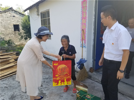 中秋佳節(jié)到 慰問(wèn)進(jìn)家門(mén)——市城投集團(tuán)領(lǐng)導(dǎo)走訪慰問(wèn)貧困戶
