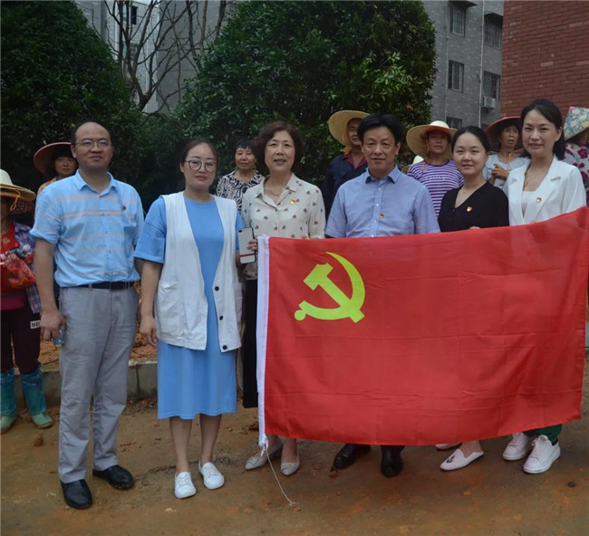 炎炎夏日送清涼，點(diǎn)滴關(guān)懷暖人心——城投集團(tuán)各黨支部開展“送清涼”慰問一線員工活動(dòng)