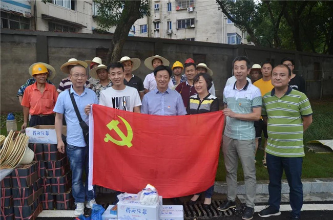 炎炎夏日送清涼，點(diǎn)滴關(guān)懷暖人心——城投集團(tuán)各黨支部開展“送清涼”慰問一線員工活動(dòng)