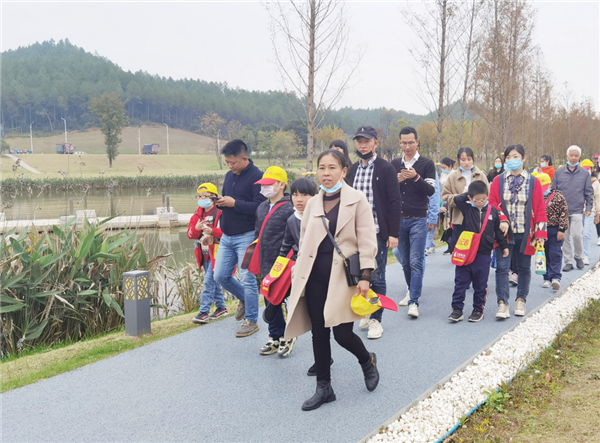 “千人市民觀察團”走進城投集團龍山湖公園、陶瓷產(chǎn)業(yè)加速基地等項目