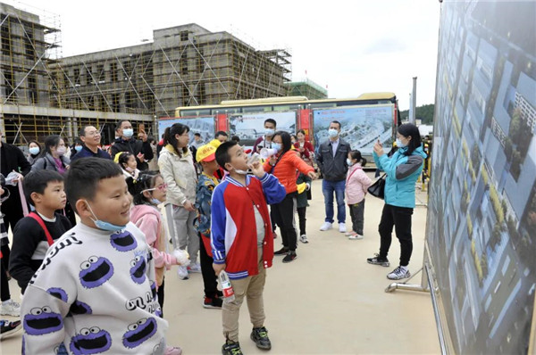 “千人市民觀察團”走進城投集團龍山湖公園、陶瓷產(chǎn)業(yè)加速基地等項目