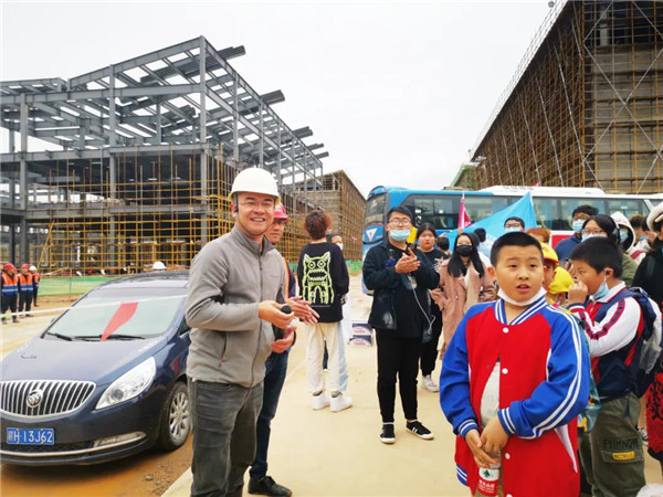 “千人市民觀察團”走進城投集團龍山湖公園、陶瓷產(chǎn)業(yè)加速基地等項目